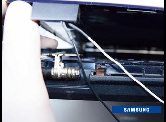 Замена петель крышки экрана  ноутбука Samsung