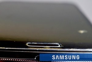 Вид на телефон Самсунг со стороны зарядки