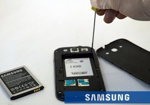 Разборка смартфона Самсунг и проверка батареи